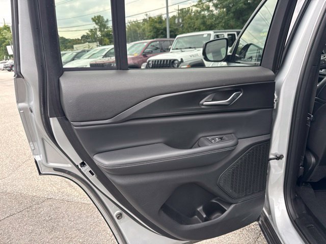 Used 2023 Jeep Grand Cherokee Altitude AWD/4WD image 30