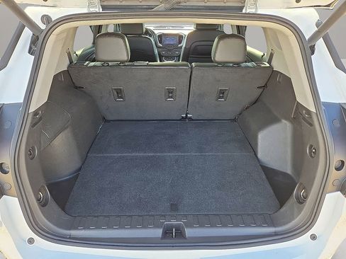 Used 2024 GMC Terrain SLT image 15