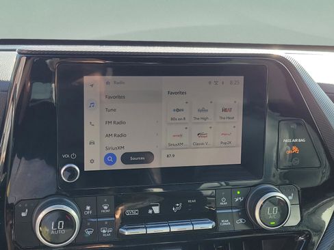 Used 2023 Toyota Highlander XSE FWD image 16