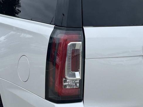 Used 2020 GMC Yukon XL Denali w/ Denali Premium Package image 10