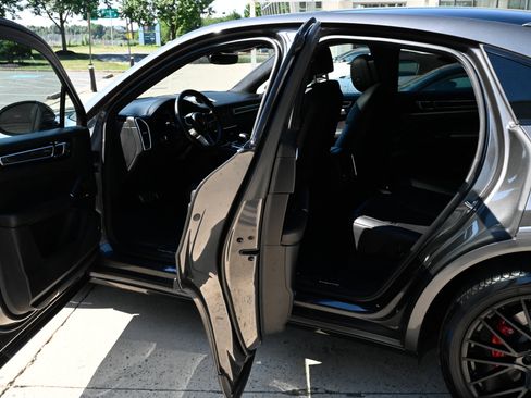 Used 2023 Porsche Cayenne GTS AWD/4WD image 37