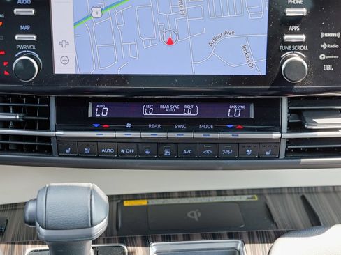 Used 2023 Toyota Sienna Platinum AWD/4WD image 51