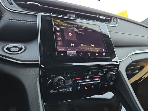 New 2025 Jeep Grand Cherokee L Laredo image 17