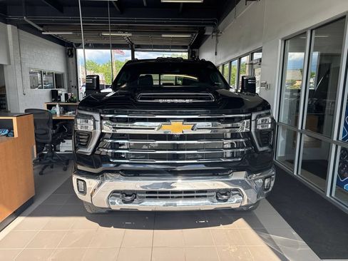 Used 2024 Chevrolet Silverado 2500 LTZ w/ LTZ Convenience Package AWD/4WD image 3