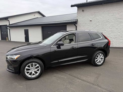 Used 2020 Volvo XC60 T5 Momentum image 2