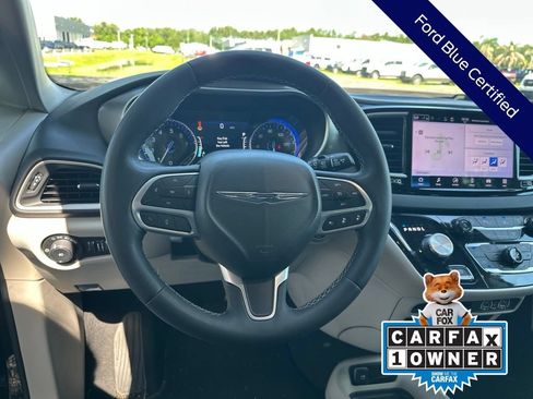 Used 2024 Chrysler Pacifica Touring-L FWD image 19