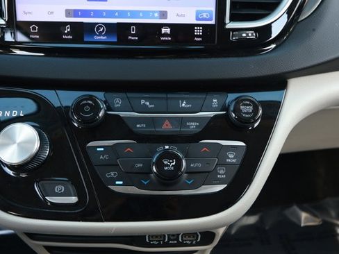 Used 2023 Chrysler Pacifica Touring-L image 19