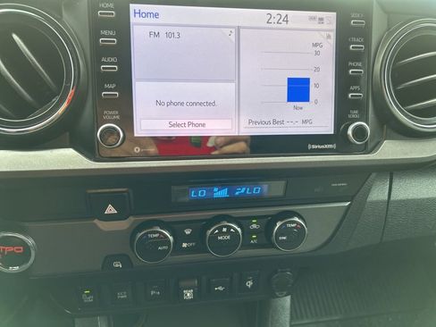 Used 2022 Toyota Tacoma TRD Sport w/ Technology Package image 19