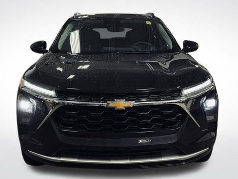 Used 2025 Chevrolet Trax LT FWD image 2