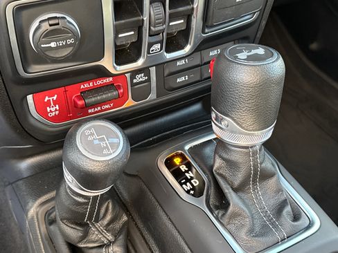 Used 2025 Jeep Wrangler Willys image 32