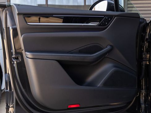 Certified 2025 Porsche Macan Electric RWD image 19