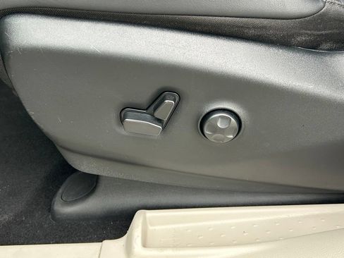 Used 2024 Chrysler Pacifica Limited FWD image 21