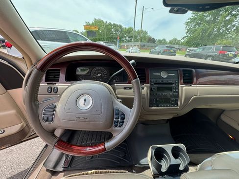 Used 2003 Lincoln Town Car Cartier L RWD image 17