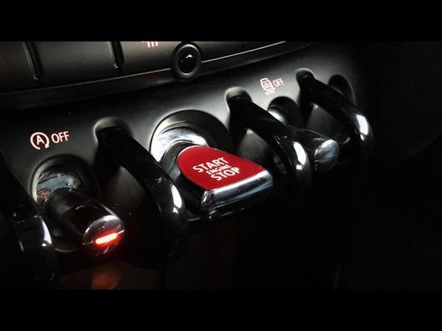 Used 2015 MINI Cooper 4-Door Hardtop image 10