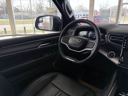 Used 2025 Jeep Wagoneer L Series III w/ Premium Group I AWD/4WD image 49