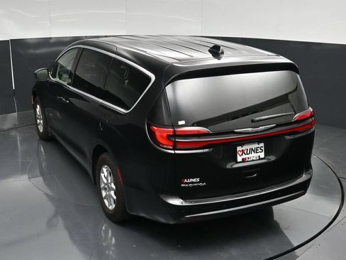 Used 2023 Chrysler Pacifica Touring-L FWD image 53