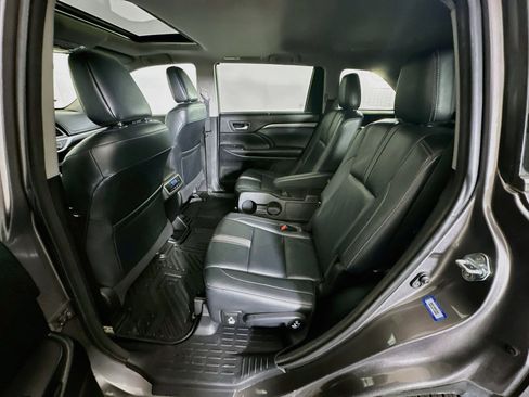 Used 2018 Toyota Highlander SE FWD image 30