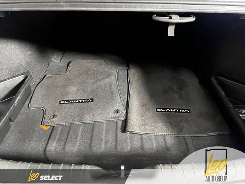 Used 2023 Hyundai Elantra Limited w/ Preferred Accessory Package FWD image 18