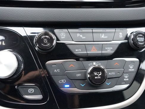 Certified 2024 Chrysler Pacifica Touring-L image 27