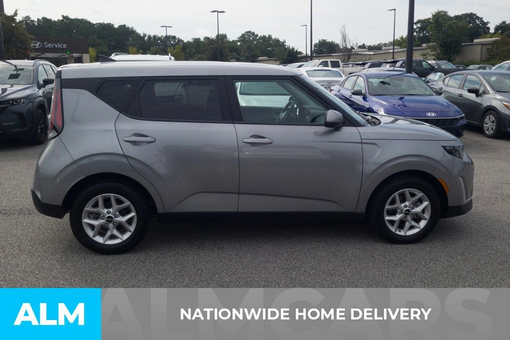 Used 2025 Kia Soul LX w/ LX Technology Package FWD image 4