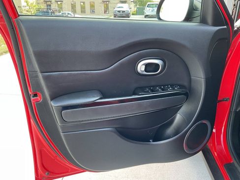 Used 2015 Kia Soul ! FWD image 24