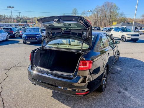 Used 2017 Volkswagen Jetta SE image 12