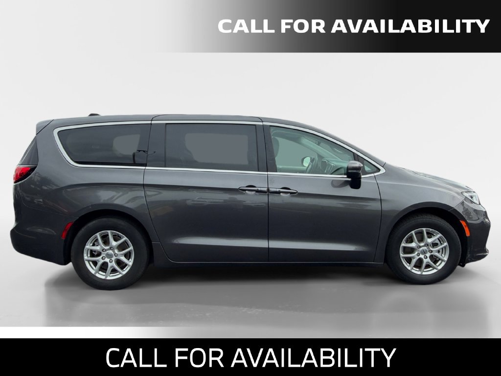 Used 2023 Chrysler Pacifica Touring-L FWD image 6