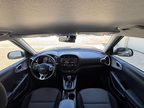Used 2025 Kia Soul LX w/ LX Technology Package FWD image 31
