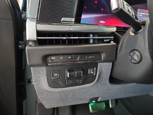 Used 2025 Cadillac Escalade ESV V AWD/4WD image 19