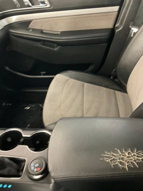 Used 2017 Ford Explorer XLT w/ Equipment Group 202A AWD/4WD image 31