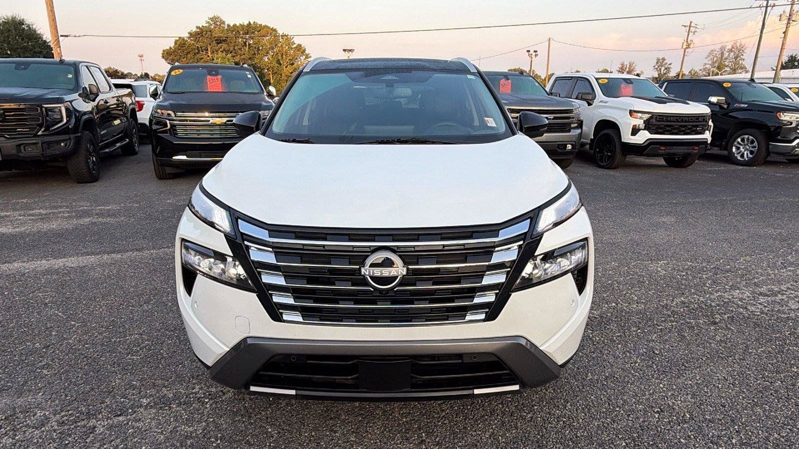 Used 2025 Nissan Rogue SL w/ SL Premium Package FWD image 2