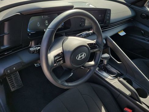 Used 2025 Hyundai Elantra Sport image 19