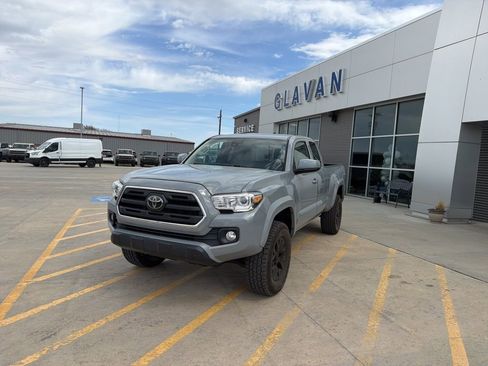 Used 2019 Toyota Tacoma SR5 w/ SR5 Appearance Package (SM) image 3
