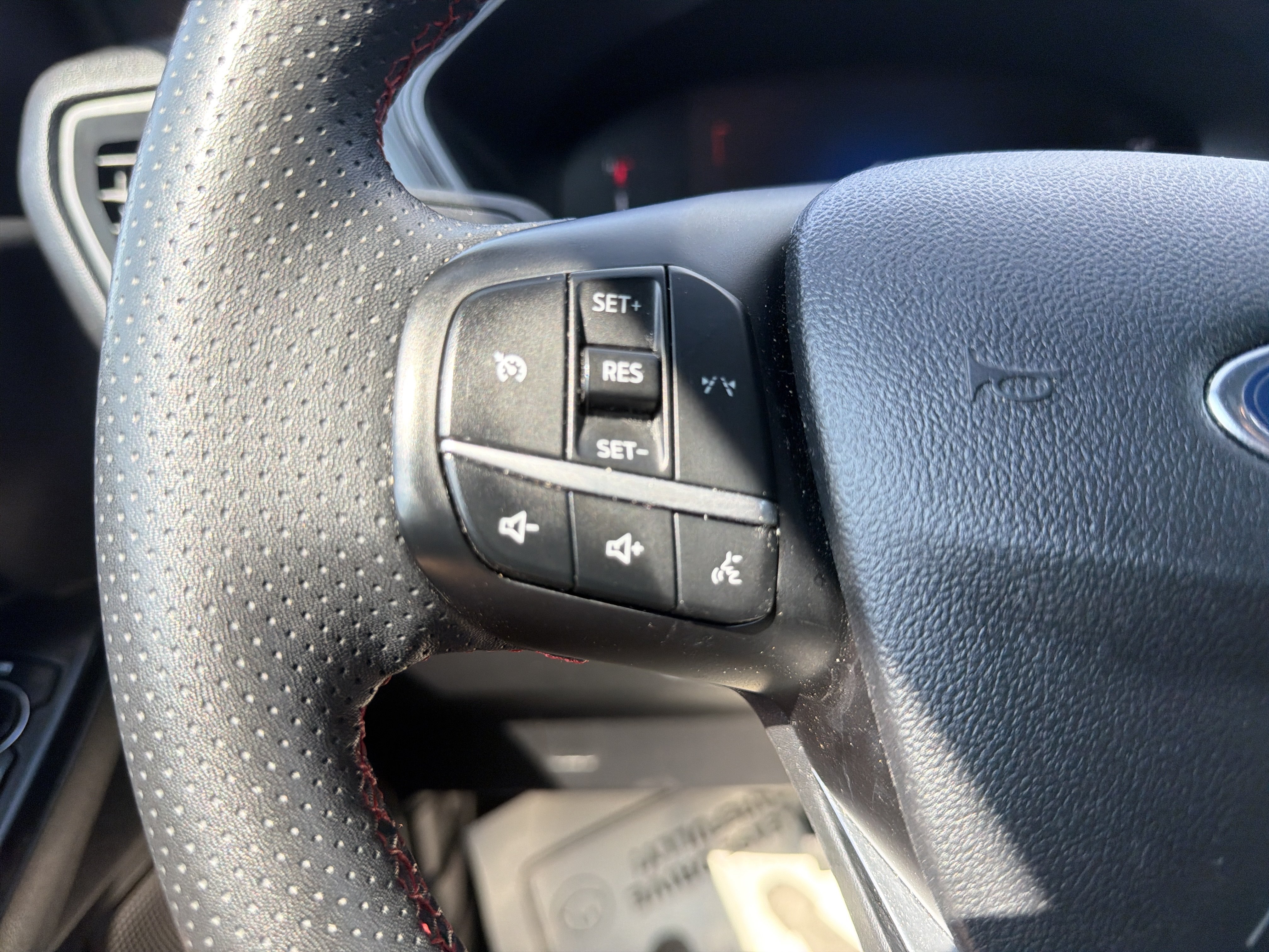 Certified 2025 Ford Escape ST-Line Select AWD/4WD image 18
