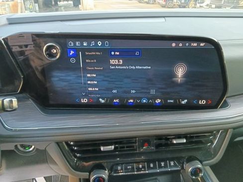 Used 2025 Chevrolet Suburban LT RWD image 8