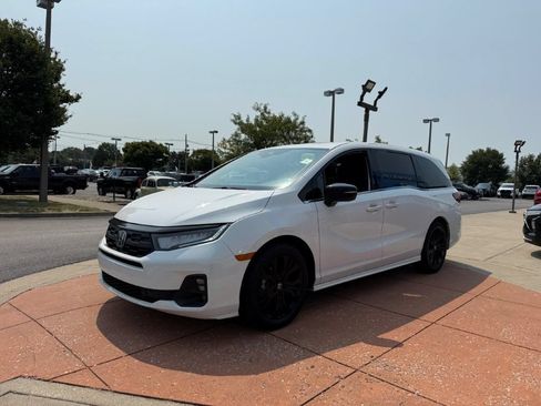 Used 2025 Honda Odyssey Sport-L image 3
