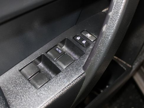 Used 2018 Toyota Corolla SE FWD image 9