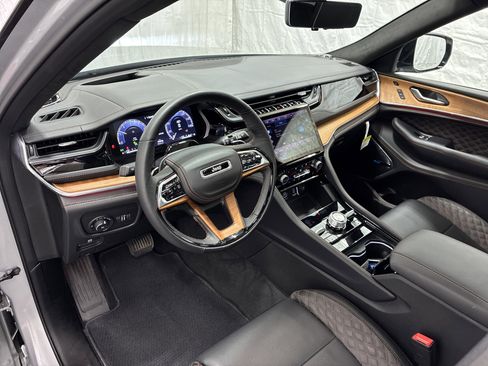 Used 2025 Jeep Grand Cherokee L Summit AWD/4WD image 16