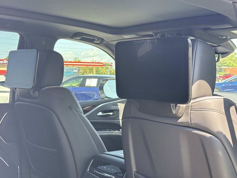 Used 2024 Cadillac Escalade Premium Luxury AWD/4WD image 28
