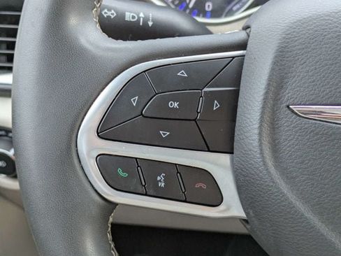 Used 2023 Chrysler Pacifica Touring-L FWD image 24