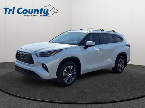 Used 2023 Toyota Highlander XLE FWD image 3