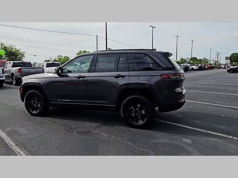 New 2025 Jeep Grand Cherokee Altitude image 28