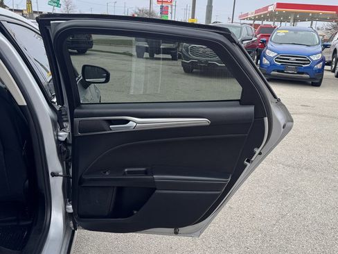 Used 2018 Ford Fusion SE w/ Fusion SE Technology Package image 24