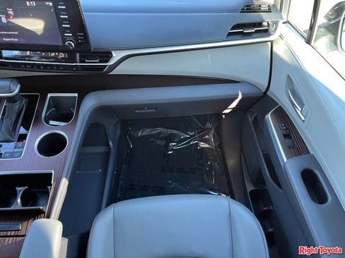 Certified 2024 Toyota Sienna XLE FWD image 19