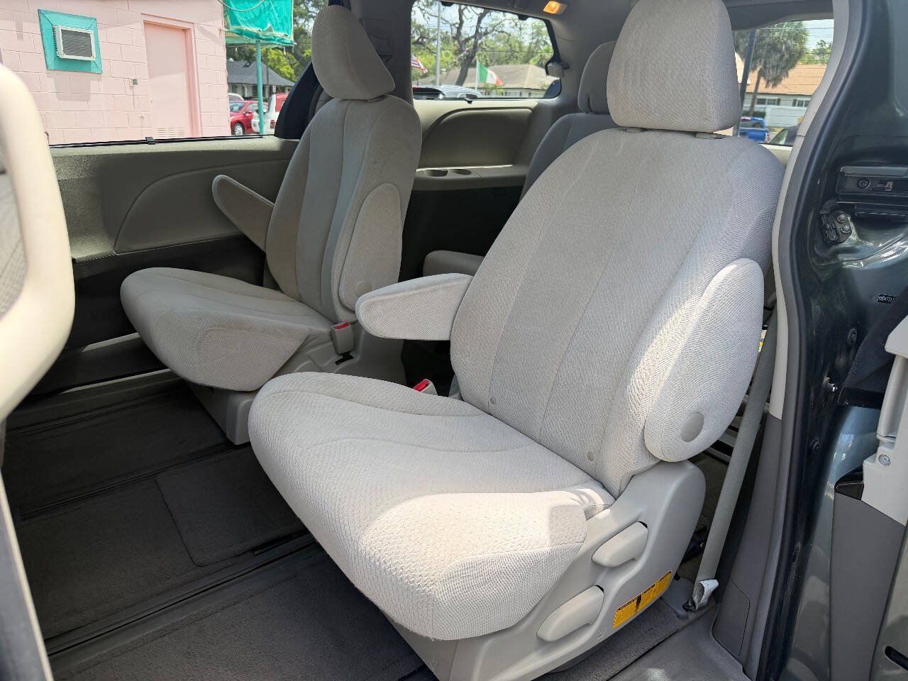 Used 2014 Toyota Sienna LE AWD/4WD image 7