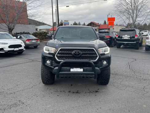 Used 2017 Toyota Tacoma TRD Off-Road image 10