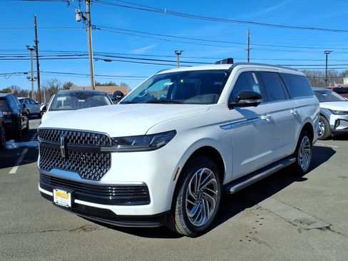 New 2026 Lincoln Navigator L Premier AWD/4WD image 3