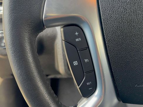 Used 2015 GMC Acadia SLE image 16