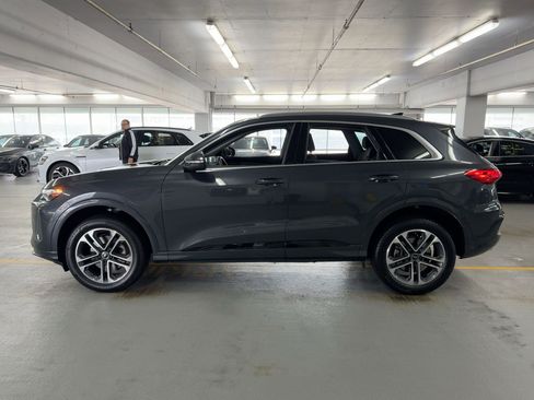 Used 2025 Audi Q5 Premium w/ Convenience Package image 2