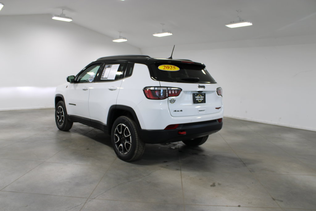 Used 2025 Jeep Compass Trailhawk AWD/4WD image 7